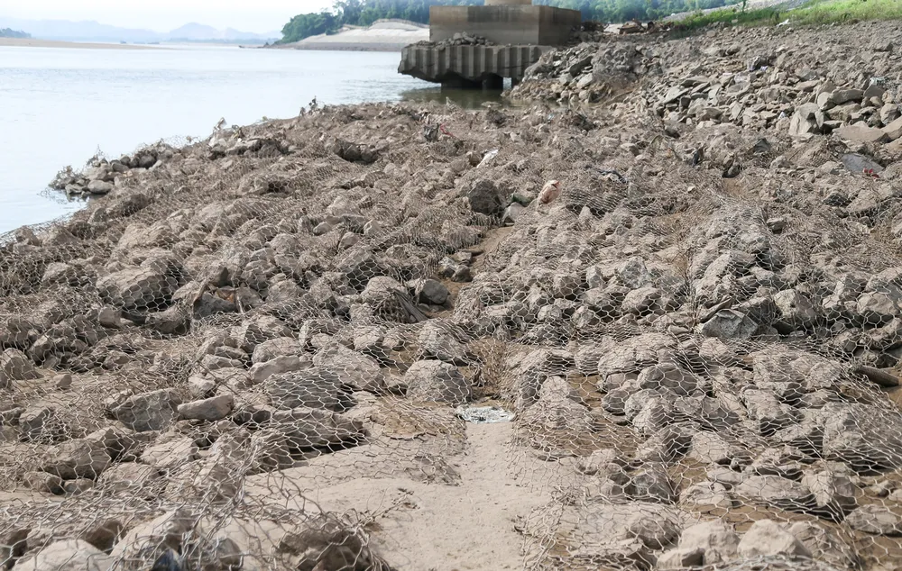 Hàng lưới thép bọc đá kè bờ hở trơ khi nước sông Đà cạn. Nước sông Đà cạn cũng ảnh hưởng lớn đến việc vận hành, cung cấp điện và đời sống sản xuất, sinh hoạt của người dân.