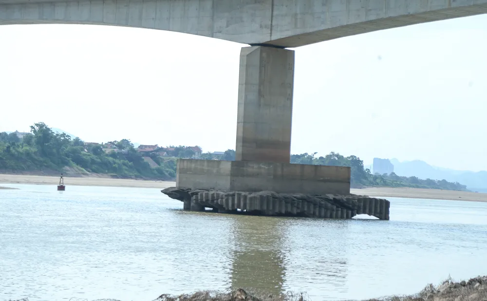 Cột trụ của cầu Đồng Quang hở trắng chân, mặt nước cách hàng mét so với mặt