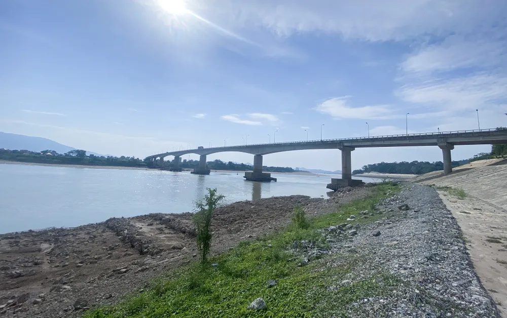 Hình ảnh ghi nhận khu vực cầu Đồng Quang, cây cầu nối liền Hà Nội và Phú Thọ, mực nước của dòng sông Đà thấp hơn nhiều so với bình thường.