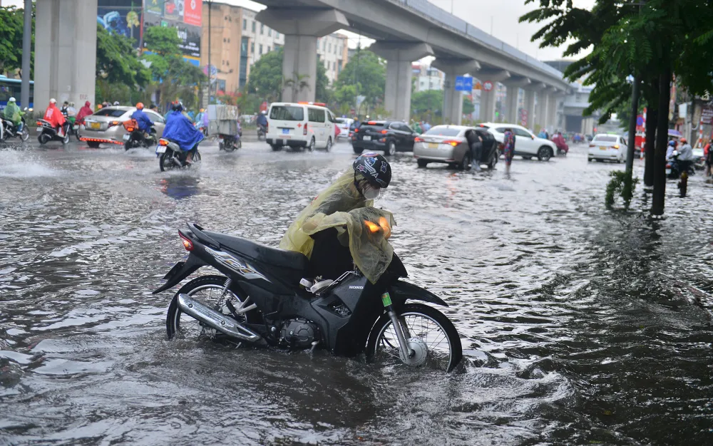 Có đoạn đường chìm trong "biển nước", nhiều người phải dắt xe đi qua. Có đoạn đường chìm trong "biển nước", nhiều người phải dắt xe đi qua.