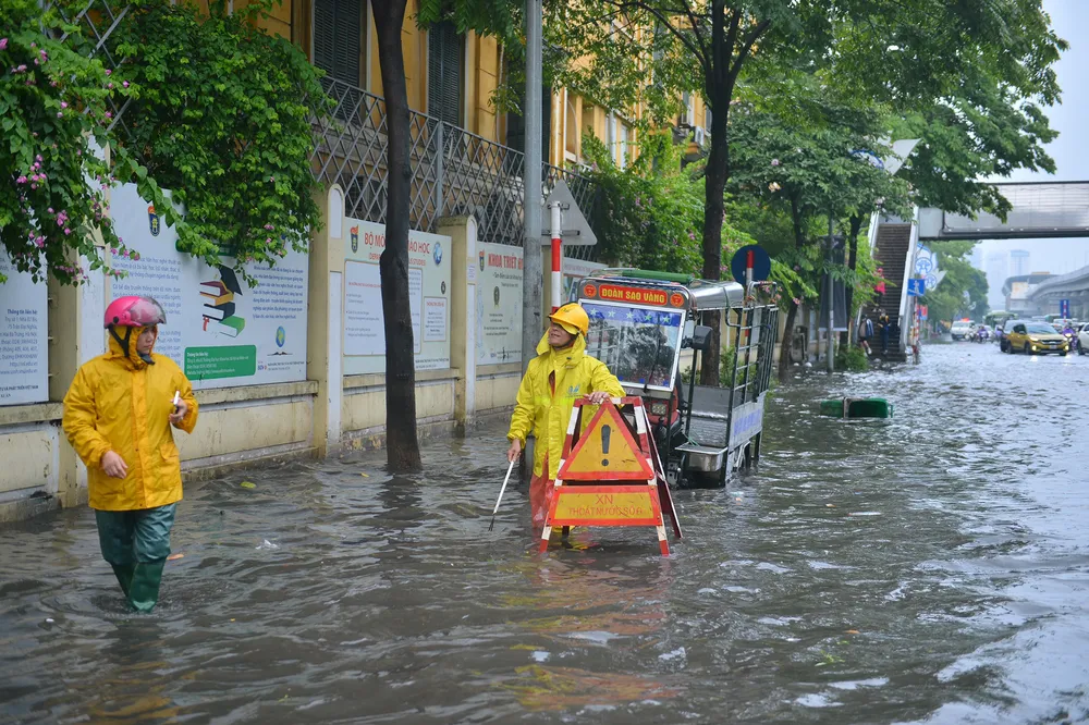 Lực lượng thoát nước ứng trực trong và sau cơn mưa. Lực lượng thoát nước ứng trực trong và sau cơn mưa.