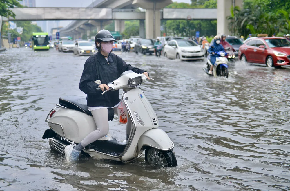 Theo Trung tâm Dự báo khí tượng thủy văn quốc gia, trong ngày 12 và 13-6, khu vực Bắc bộ, Trung bộ vẫn có nắng nóng vào ban ngày, đến chiều và tối sẽ có mưa rào và giông. Theo Trung tâm Dự báo khí tượng thủy văn quốc gia, trong ngày 12 và 13-6, khu vực Bắc bộ, Trung bộ vẫn có nắng nóng vào ban ngày, đến chiều và tối sẽ có mưa rào và giông.