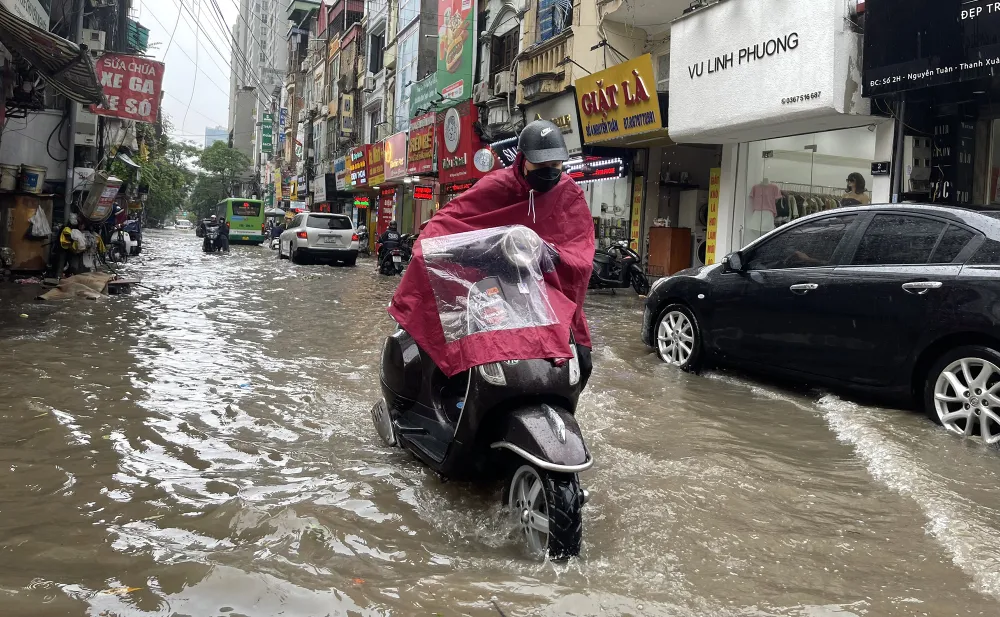Hình ảnh ghi nhận trên đường Nguyễn Tuân sau cơn mưa trưa nay 12 - 6. Hình ảnh ghi nhận trên đường Nguyễn Tuân sau cơn mưa trưa nay 12 - 6.