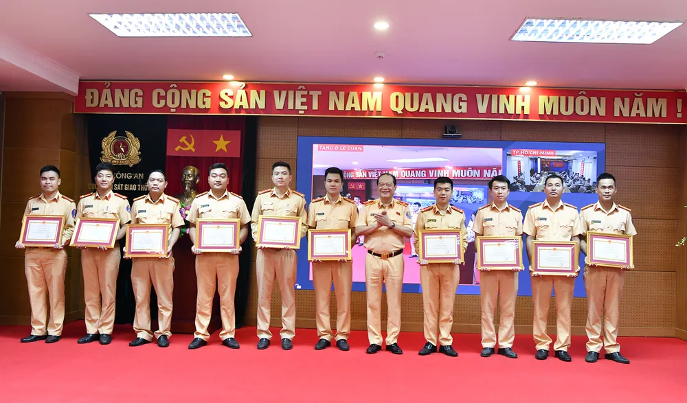 Thiếu tướng Lê Xuân Đức khen thưởng cho cán bộ, chiến sĩ có thành tích xuất sắc trong đợt 3 tăng cường hỗ trợ các trung tâm đăng kiểm. Ảnh CA Thiếu tướng Lê Xuân Đức khen thưởng cho cán bộ, chiến sĩ có thành tích xuất sắc trong đợt 3 tăng cường hỗ trợ các trung tâm đăng kiểm. Ảnh CA