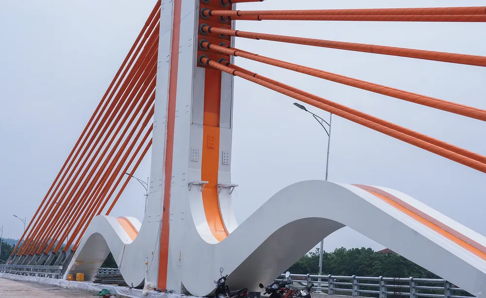 Cầu có chiều dài hơn 509m, trong đó cầu chính dài khoảng 290m, cầu dẫn phía tỉnh Phú Thọ dài 70,75m, cầu dẫn phía tỉnh Vĩnh Phúc dài khoảng 148,8m. Cầu được thiết kế bảo đảm 4 làn xe cơ giới, bề rộng mặt cầu chính 19m, bề rộng cầu dẫn 16,5m.