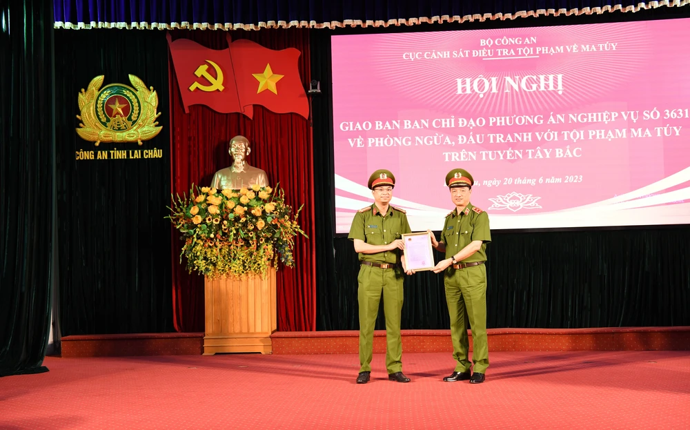 Trung tướng Nguyễn Duy Ngọc trao Thư khen của Bộ Công an cho Công an TP. Lai Châu. Ảnh BCA