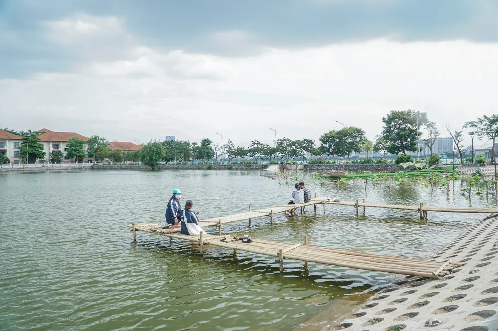 Một nhân viên của doanh nghiệp này cho biết, số lượng cá Koi trong hồ đang nuôi dưỡng lên tới hàng nghìn con với tổng khối lượng cá ước tính khoảng 8 tấn.