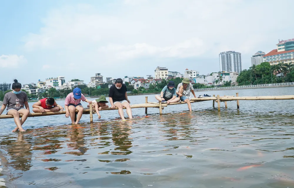 Rất nhiều người thích thú khi được nô đùa cùng đàn cá Koi.