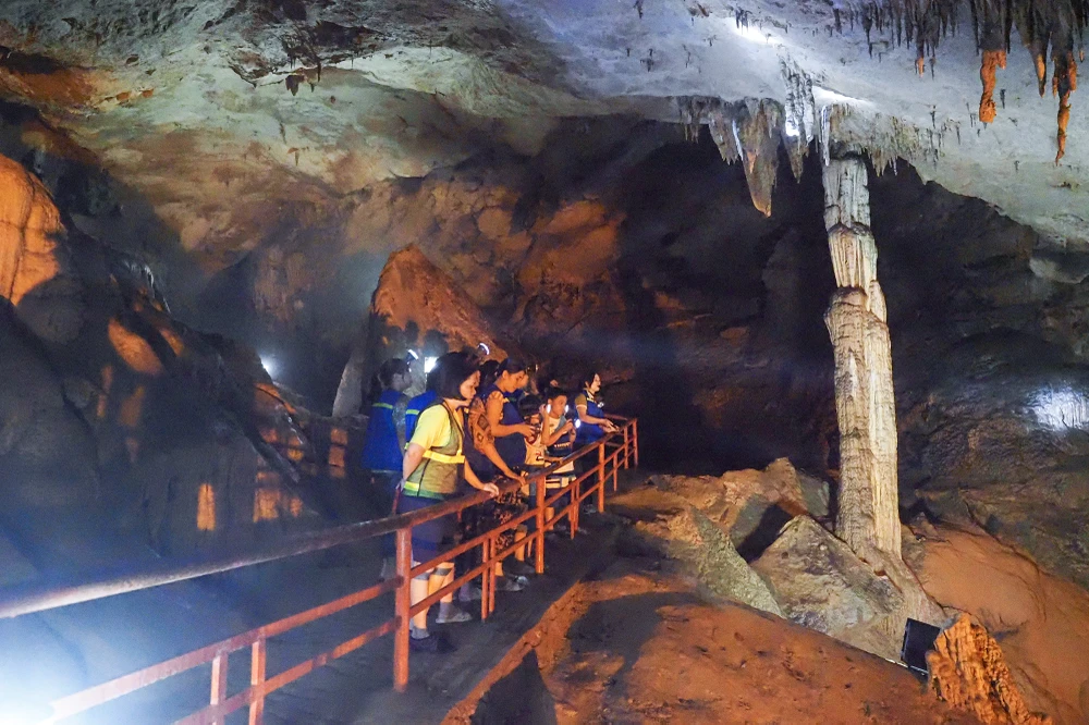 Động nằm ẩn mình trong lòng một quả núi thuộc bản Gun, xã Đàm Thủy, huyện Trùng Khánh, là món quà vô giá mà thiên nhiên ban tặng cho tỉnh Cao Bằng.