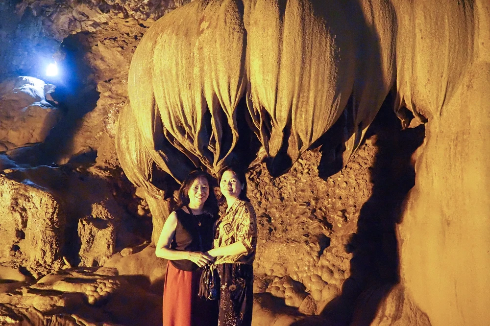 Động có ba cửa hang, cửa Ngườm Ngao, Ngườm Lồm và cửa bản Gun. Hầu như du khách đều chọn đi vào từ cửa Ngườm Lồm và đi ra cửa Ngườm Ngao để thực hiện tour du lịch của mình.