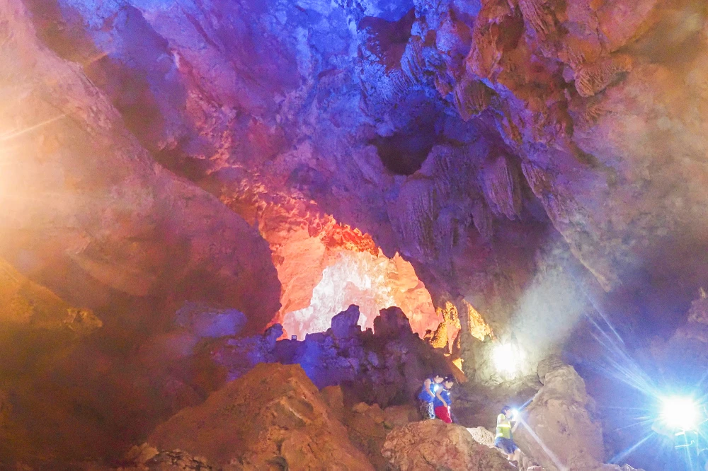 Bước vào trong động Ngườm Ngao, trước mắt chúng ta hiện ra cảnh quan thiên nhiên với nhiều khối nhũ đá lạ mắt làm du khách cảm thấy choáng ngợp. Vô vàn măng đá mọc từ dưới lên, nhũ đá từ trên các vòm đá cao rủ xuống với nhiều hình dạng, phản chiếu ánh sáng lung linh, huyền ảo.