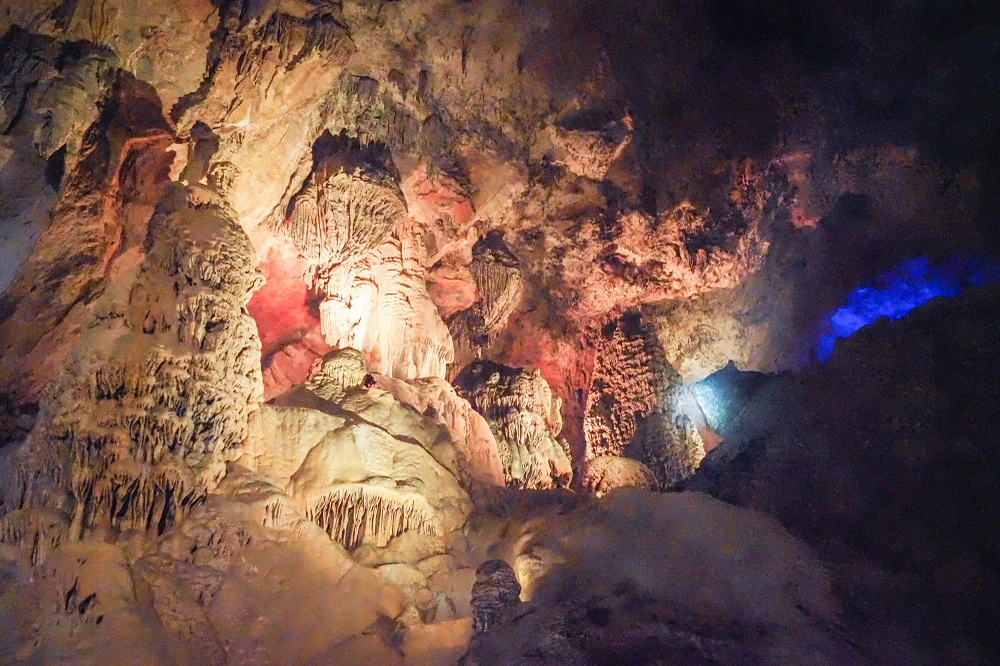 Đặc biệt nhũ đá trong động có màu sắc khác hẳn với những hang động ở địa phương khác bởi lượng canxi pha nhiều tạp chất.
