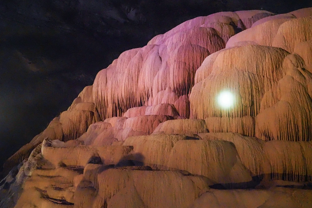 Các khối đá vô tri nhưng lại cho phép trí tưởng tượng của con người thỏa sức bay bổng, phiêu du với những khối đá giống hình người, cây rừng, con vật, nàng tiên đang chải tóc, búp sen... Tất cả đều do thiên nhiên tạo nên mang đến một cảnh quan tuyệt sắc và kỳ ảo có một không hai.