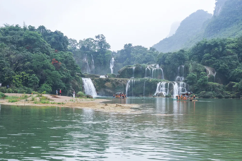 Một số người dân khuyên du khách nên tới tham quan thác vào thời gian từ 11 giờ đến 14 giờ 30 hằng ngày khi thủy điện xả nước.