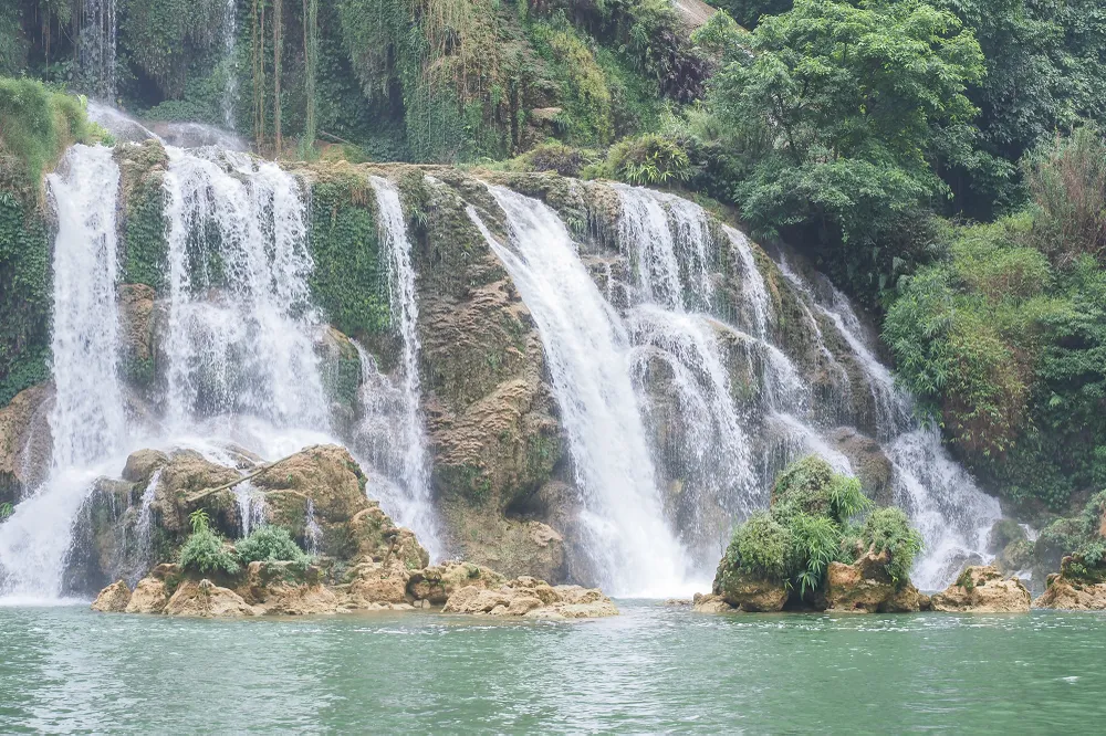 Thác Bản Giốc gồm thác chính và thác phụ, rộng tổng cộng khoảng 300 m.