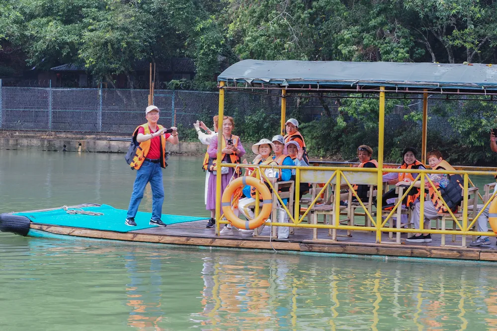 Được biết, ngày 16-4, Ban Quản lý khu du lịch thác Bản Giốc đã có công văn gửi các sở ngành liên quan của tỉnh Cao Bằng với nội dung từ cuối năm 2022 và quý 1 năm 2023, lượng nước chảy về thác Bản Giốc ngày càng ít, ảnh hưởng đến hoạt động tham quan, du lịch của du khách. Đề nghị các sở, ngành kiểm tra, giám sát (hoặc xử lý), đảm bảo lượng nước chảy về thác từ 8 giờ -17 giờ giờ hằng ngày.