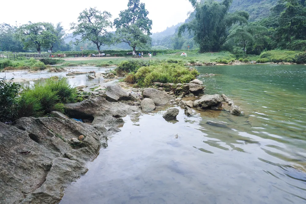 Cảnh quan xung quanh khu vực Thác Bản Giốc.