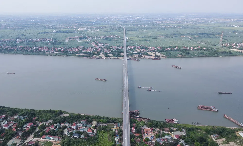 Cầu Vĩnh Thịnh có ý nghĩa rất quan trọng bởi cây cầu là điểm kết nối các đô thị vệ tinh, khu công nghệ cao, điểm du lịch để góp phần thúc đẩy giao thương hàng hóa giữa các tỉnh Tây Bắc với Thủ đô, các tỉnh Đồng bằng Bắc Bộ và cả nước.