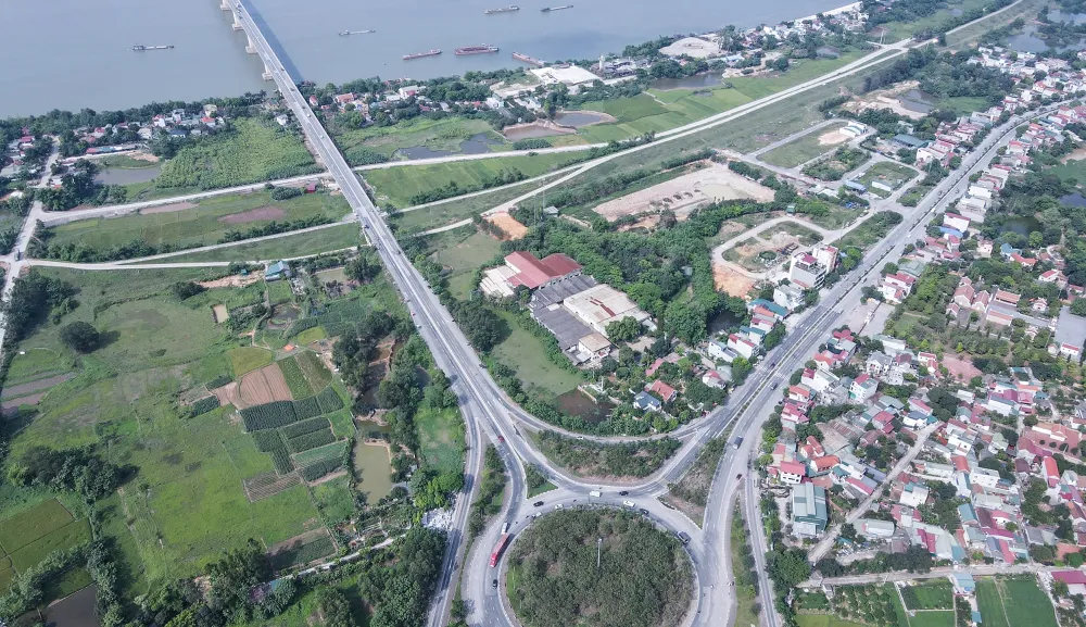 Điểm đầu cầu tại nút giao QL32 với tuyến tránh Sơn Tây, điểm cuối vượt qua đê tả sông Hồng khoảng 200 m và kết nối với QL2C. Việc kết nối 2 trục hướng tâm quốc lộ 32 và quốc lộ 2, cao tốc Nội Bài - Lào Cai tạo thành một hệ thống giao thông hoàn chỉnh.