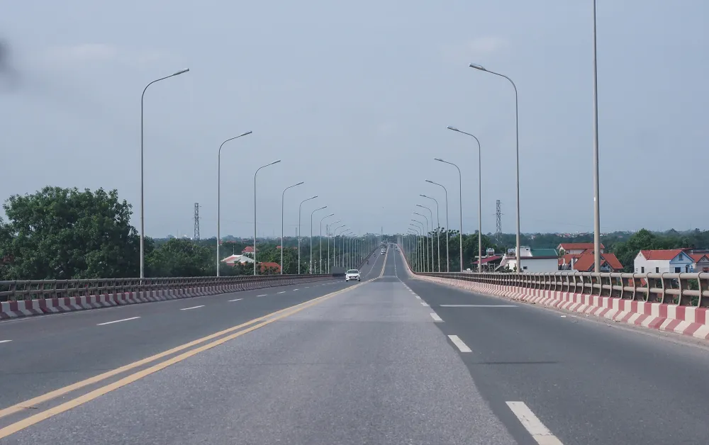 Từ tháng 6-2014, cầu bắt đầu thay thế phà Vĩnh Thịnh vốn là huyết mạch giao thông chính nối Sơn Tây (Hà Nội) và Vĩnh Tường (Vĩnh Phúc). Các phương tiện dễ dàng lưu thông từ thị xã Sơn Tây (Hà Nội) hướng đi Vĩnh Tường, tỉnh Vĩnh Phúc và ngược lại.