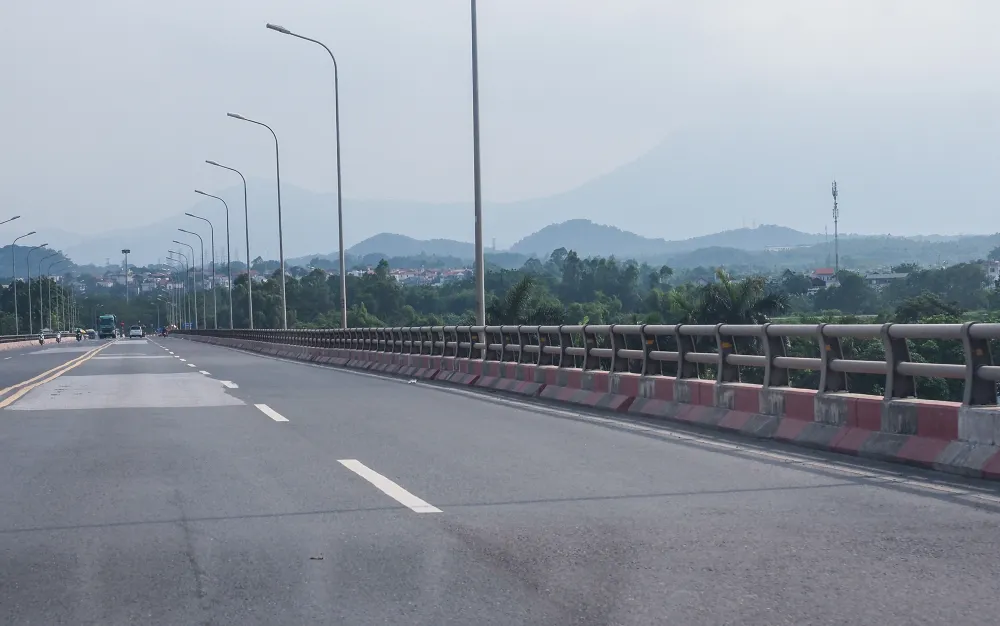 Đây là cây cầu bê tông cốt thép vĩnh cửu vượt sông có chiều dài lớn nhất Việt Nam từ trước đến nay với chiều dài 5,4 km (trong đó cầu dài 4,4 km và đường hai đầu cầu dài 1 km).