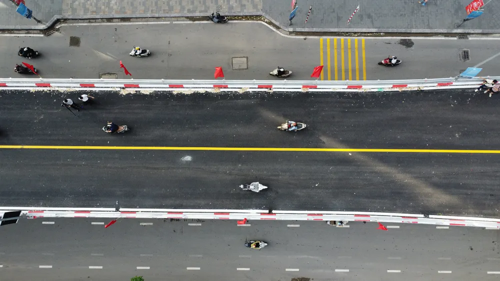 Trong ngày đầu thông xe, các phương tiện đi qua đây khá thông thoáng.