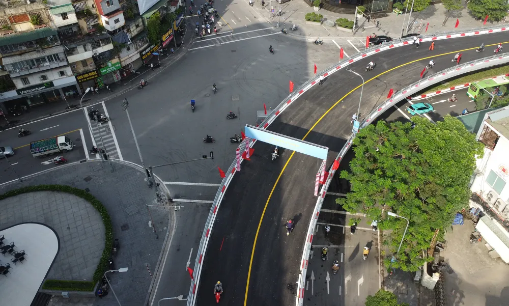 Ông Nguyễn Chí Cường, Giám đốc Ban Quản lý dự án đầu tư xây dựng các công trình giao thông TP.Hà Nội, cho biết, đây là cây cầu vượt thép có dạng chữ C đầu tiên được xây dựng tại Thủ đô.