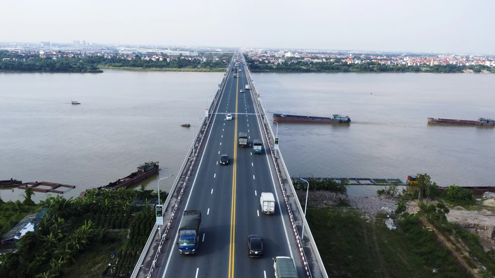 Cây cầu có quy mô lớn vào loại bậc nhất Đông Nam Á thời bấy giờ và là công trình thế kỷ của quan hệ Việt - Xô.