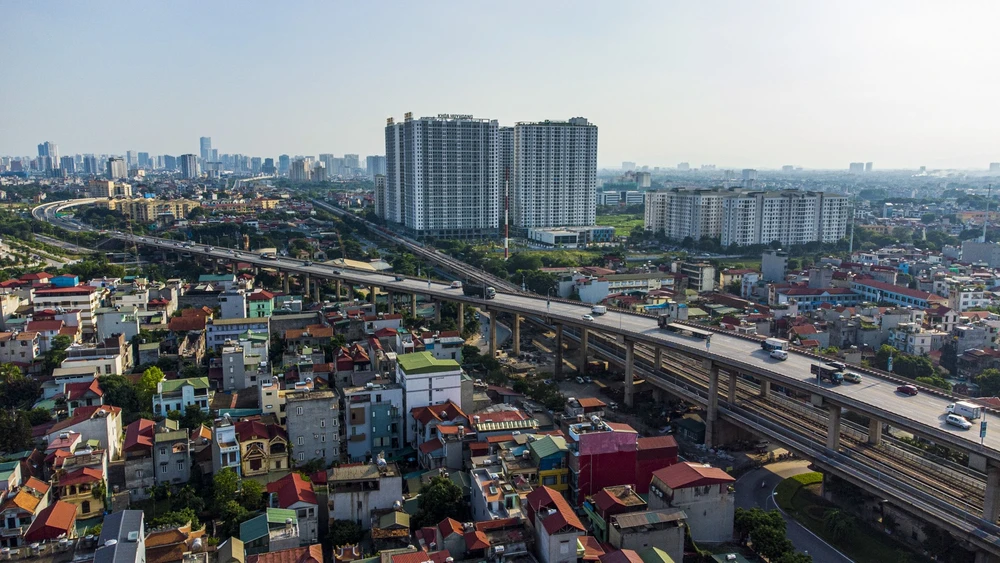 Cầu có giàn thép dài 3250 m, gồm hai tầng với 25 nhịp phần cầu chính và 46 nhịp cầu đường dẫn của đường sắt và đường xe thô sơ. Hai làn cầu riêng biệt, rộng 3,5 m mỗi làn, dùng cho phương tiện thô sơ. Phần giữa tầng 1 là đường dành dành cho tàu hỏa chạy tuyến Văn Điển - Bắc Hồng rộng 11 m.