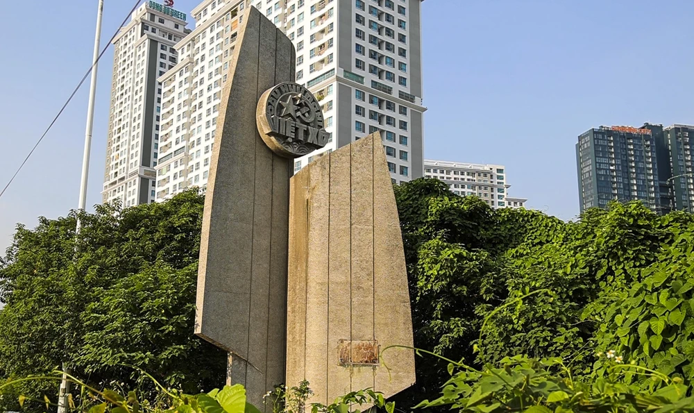 Cây cầu bắc qua sông Hồng tại vị trí km6+300, nằm trên vành đai 3, nối huyện Đông Anh với quận Bắc Từ Liêm.