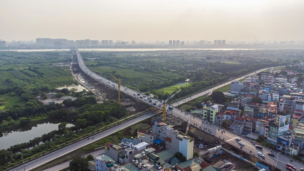 Cầu có tổng chiều dài là 5.830 m, trong đó phần cầu chính vượt sông dài 3.778 m. Mặt cầu Vĩnh Tuy hiện rộng 19,25 m, đã được quy hoạch mở rộng trong giai đoạn hai là 38 m, trở thành cầu rộng nhất Việt Nam. Cầu được kết cấu bằng bê tông cốt thép dự ứng lực gồm 77 nhịp, phần cầu chính được bố trí chuỗi nhịp dài 990m, đặt trên 2 mố và 76 trụ, trong đó 6 nhịp thông thuyền giữa sông dài 135m/nhịp.