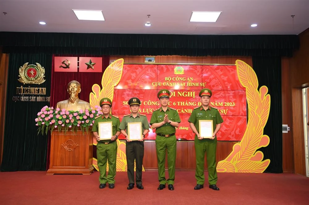 Thứ trưởng Nguyễn Duy Ngọc trao Thư khen và các Quyết định khen thưởng các đơn vị Cục Cảnh sát hình sự vì có thành tích xuất sắc trong công tác đấu tranh, phòng chống tội phạm trên địa bàn tỉnh Kiên Giang thời gian qua. Ảnh BCA