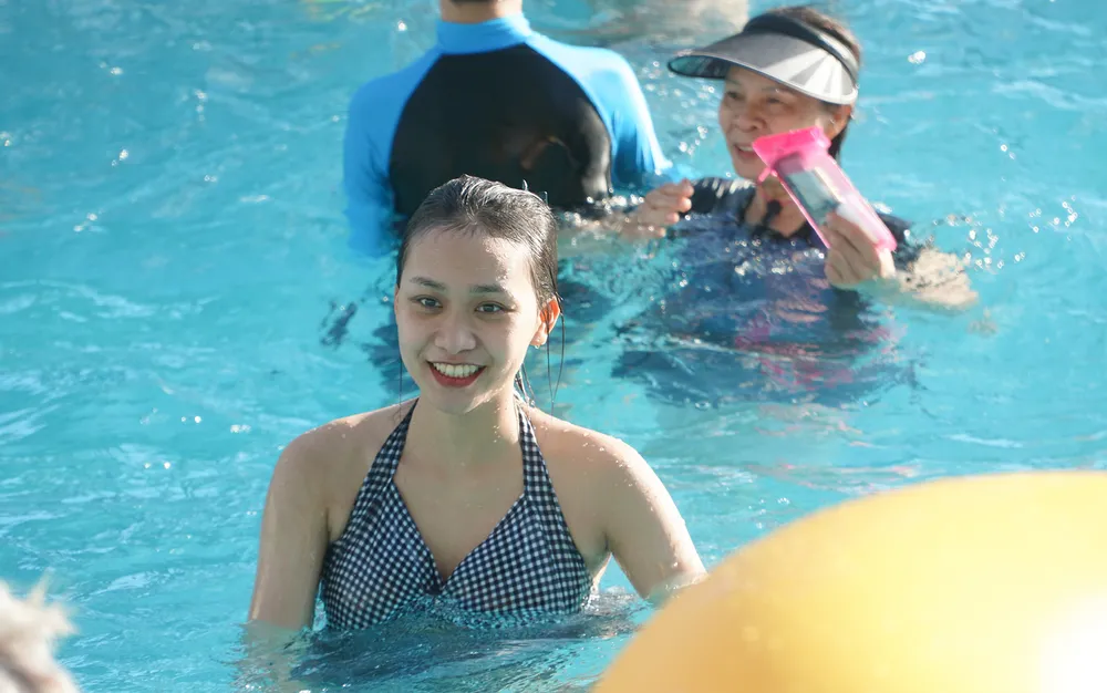 Tất cả cùng hòa mình trong làn nước mát giữa mùa hè oi bức.