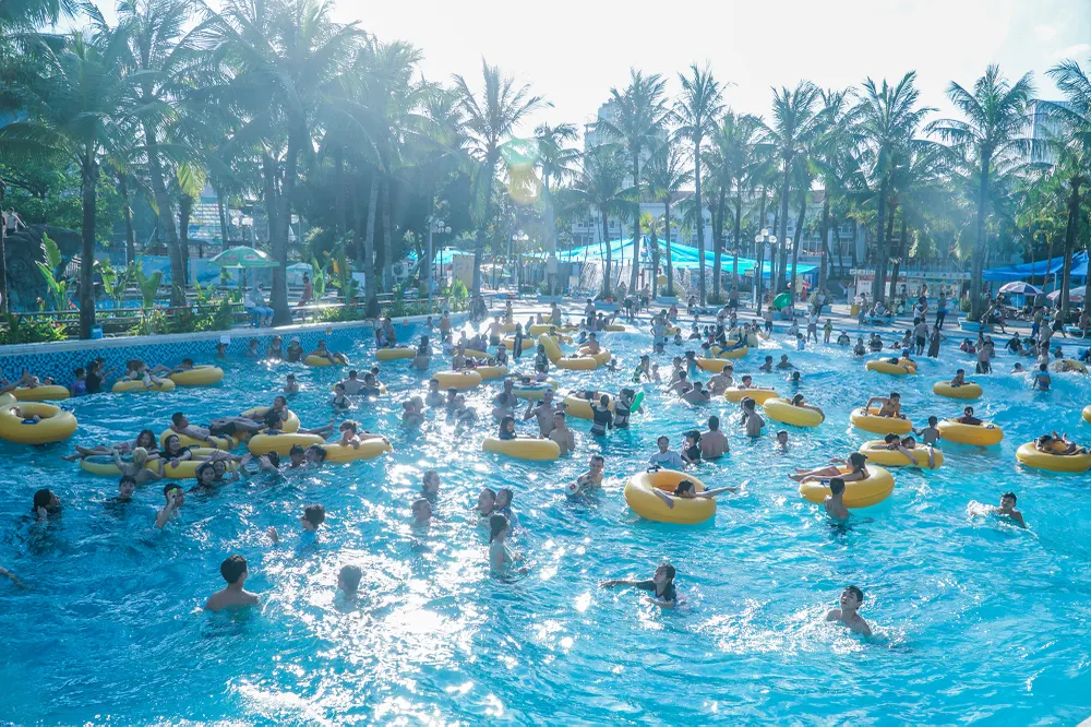 Những ngày thời tiết ở Hà Nội oi bức, nhiều người đã tìm tới Công viên nước Hồ Tây để tắm mát.