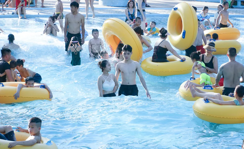 Ghi nhận vào chiều ngày 6-7, ngay từ đầu giờ chiều, đã có rất đông người dân tới khu vực bể bơi của Công viên nước Hồ Tây.