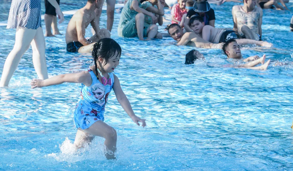Từ người lớn, cho đến trẻ nhỏ đều thỏa sức nô đùa trong làn nước mát.