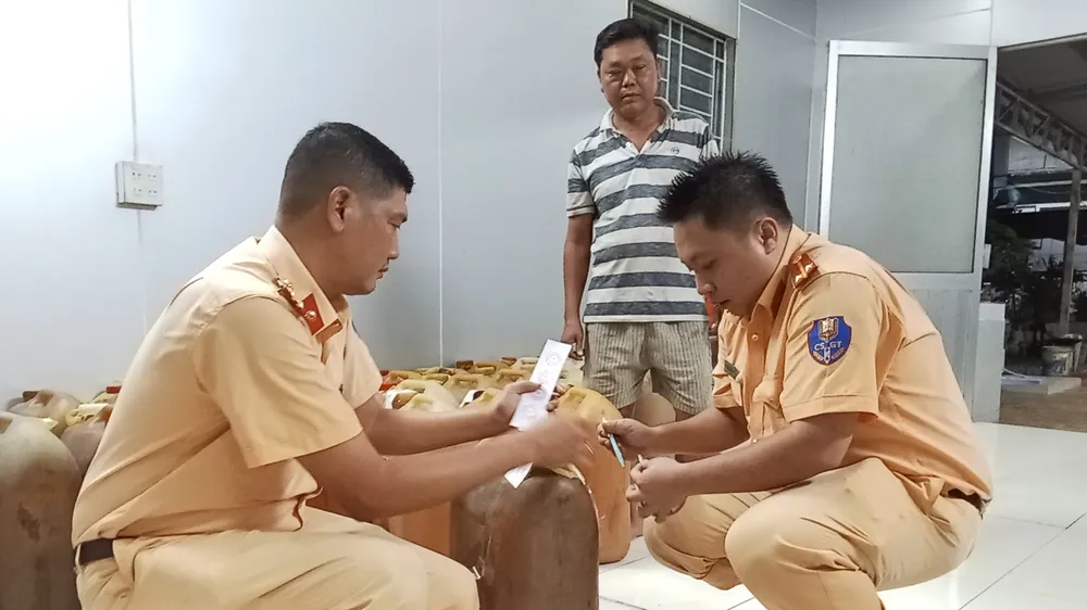 Số xăng lậu bị lực lượng chức năng phát hiện, thu giữ. Ảnh CA Số xăng lậu bị lực lượng chức năng phát hiện, thu giữ. Ảnh CA