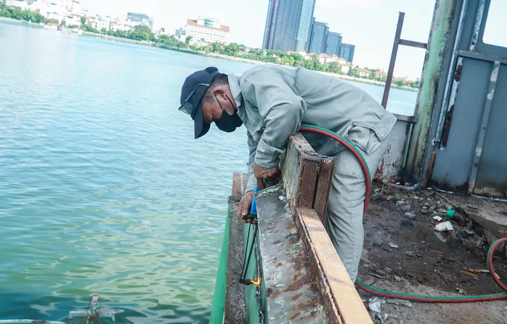 Với kết cấu chủ yếu bằng thép, công nhân phải rất vất vả giữa trời nắng nóng cắt phá từng phần con tàu để đưa lên bờ. Với kết cấu chủ yếu bằng thép, công nhân phải rất vất vả giữa trời nắng nóng cắt phá từng phần con tàu để đưa lên bờ.