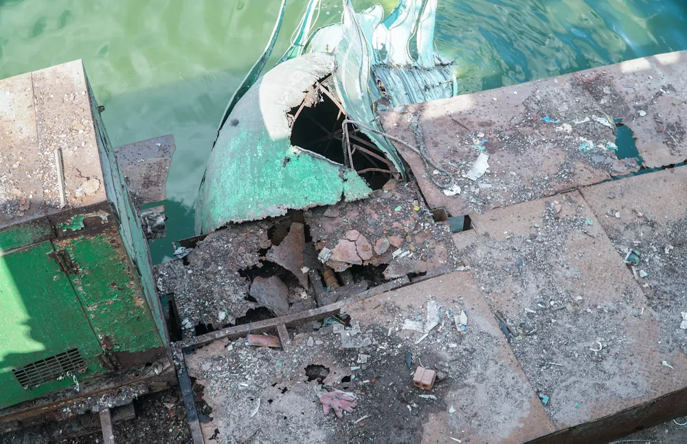 Ngừng hoạt động 5 năm nay, nhiều phần của con tàu đã mục nát. Ngừng hoạt động 5 năm nay, nhiều phần của con tàu đã mục nát.