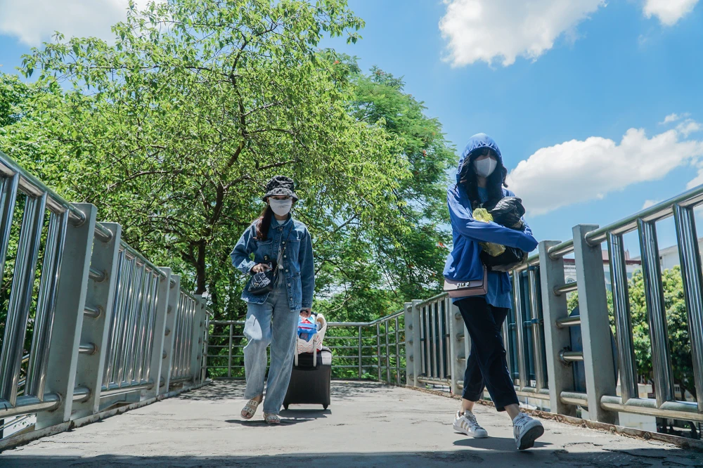 Theo dự báo thời tiết, khu vực Hà Nội hôm nay có mây, tối nay và chiều tối mai có lúc có mưa rào và dông; ngày nắng nóng, có nơi nắng nóng gay gắt. Gió đông nam đến nam cấp 2-3. Trong mưa dông có khả năng xảy ra lốc, sét và gió giật mạnh.