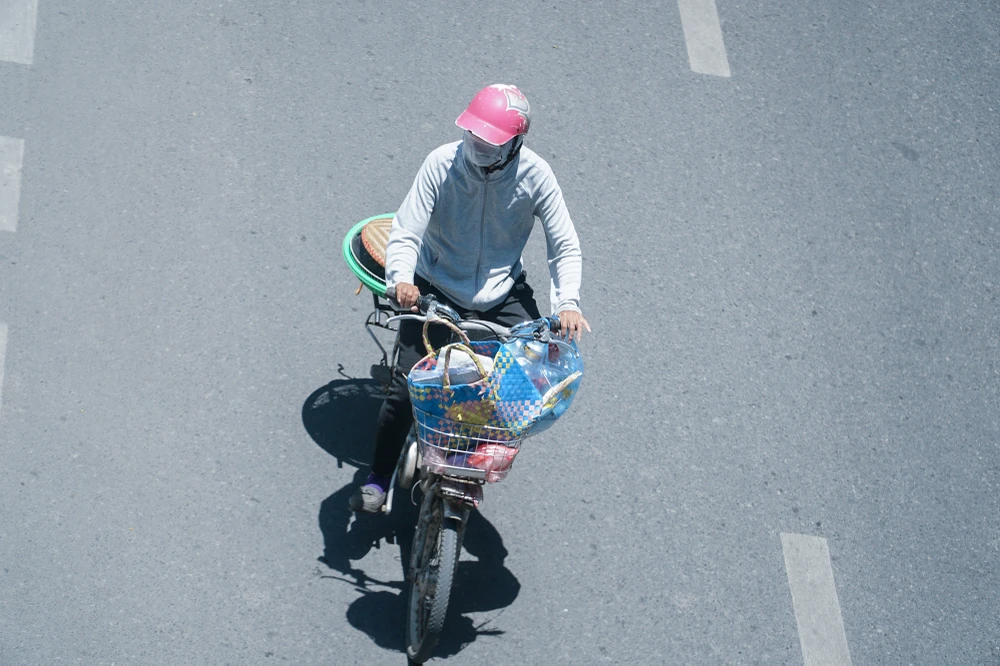 Hà Nội đang bước vào những ngày nắng nóng đỉnh điểm, nhiều người lao động đều vất vả mưu sinh dưới thời tiết của mùa hè.