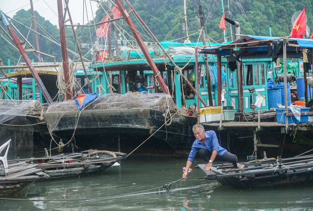Các ngư dân cho biết, dù đang dở dang công việc nhưng nghe tin có bão họ phải quay về để đảm bảo an toàn. Ảnh: PHI HÙNG Các ngư dân cho biết, dù đang dở dang công việc nhưng nghe tin có bão họ phải quay về để đảm bảo an toàn. Ảnh: PHI HÙNG