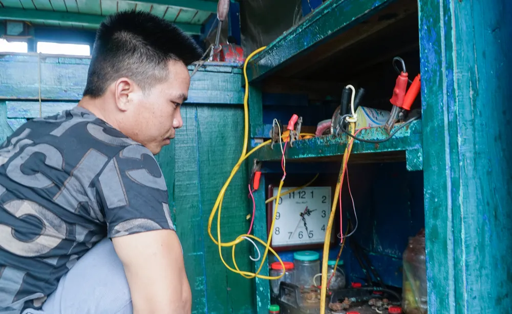 Để chuẩn bị cho mỗi chuyến đi dài ngày, trên tàu luôn được trang bị đầy đủ các nhu yếu phẩm, dụng cụ sinh hoạt cần thiết. Ảnh: PHI HÙNG Để chuẩn bị cho mỗi chuyến đi dài ngày, trên tàu luôn được trang bị đầy đủ các nhu yếu phẩm, dụng cụ sinh hoạt cần thiết. Ảnh: PHI HÙNG