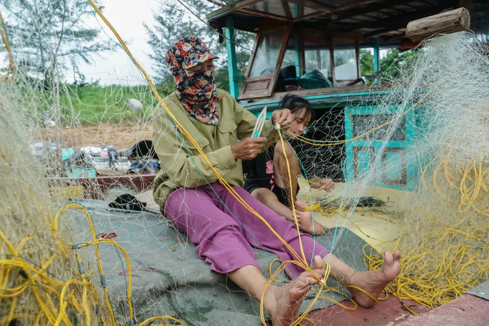 &quot;Là ngư dân, mỗi khi nghe có bão ai cũng lo lắng cả, may mắn đợt này bão tan sớm, lại không ảnh hưởng trực tiếp đến những người làm nghề chài lưới như chúng tôi, đó là niềm hạnh phúc lớn. Hy vọng bình an sẽ tới với tất cả mọi gia đình&quot; - bà Nga chia sẻ.
