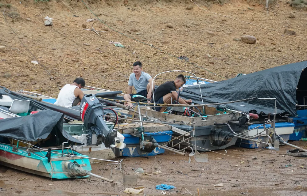 Cách đó không xa, những người đàn ông cũng đang sơn sửa lại thuyền của mình. Trên khuôn mặt ai nấy cũng rạng rỡ.