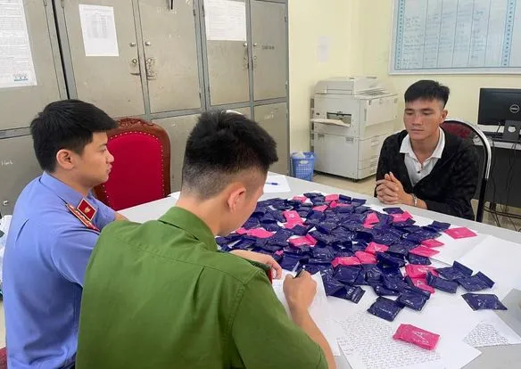 Quàng Văn Quyết cùng tang vật. Ảnh CA Quàng Văn Quyết cùng tang vật. Ảnh CA