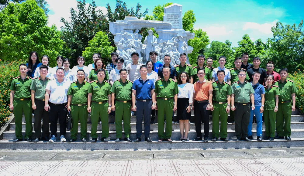 Đoàn công tác chụp ảnh lưu niệm tại nghĩa trang liệt sỹ tỉnh Bắc Kạn. Ảnh BCA