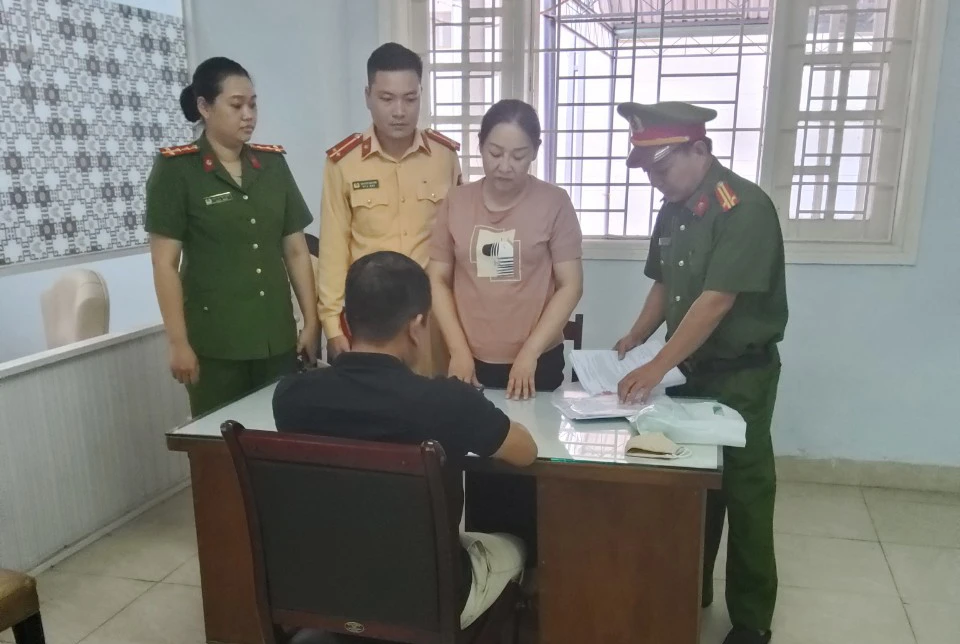 Nguyễn Thị Lê Na tại cơ quan công an. Ảnh CA