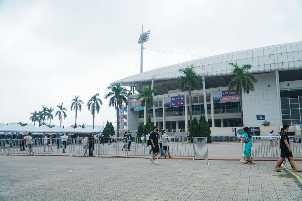 Ngày 28-7, ghi nhận tại khu vực sân vận động Quốc gia Mỹ Đình, Hà Nội, nhiều bạn trẻ đã tới đây đổi vé điện tử thành vòng tay. Đây là yêu cầu được ban tổ chức concert BlackPink tại Việt Nam thông báo.