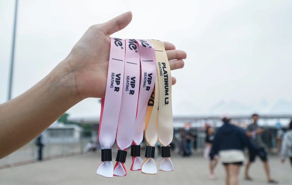 Theo các khán giả chia sẻ, có rất nhiều loại vé khác nhau, tương ứng với màu của vòng đeo tay, với khu vực ngồi...